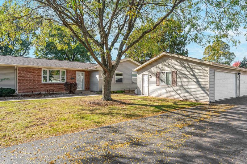 1025 S West Ct #C, Appleton, WI 54915