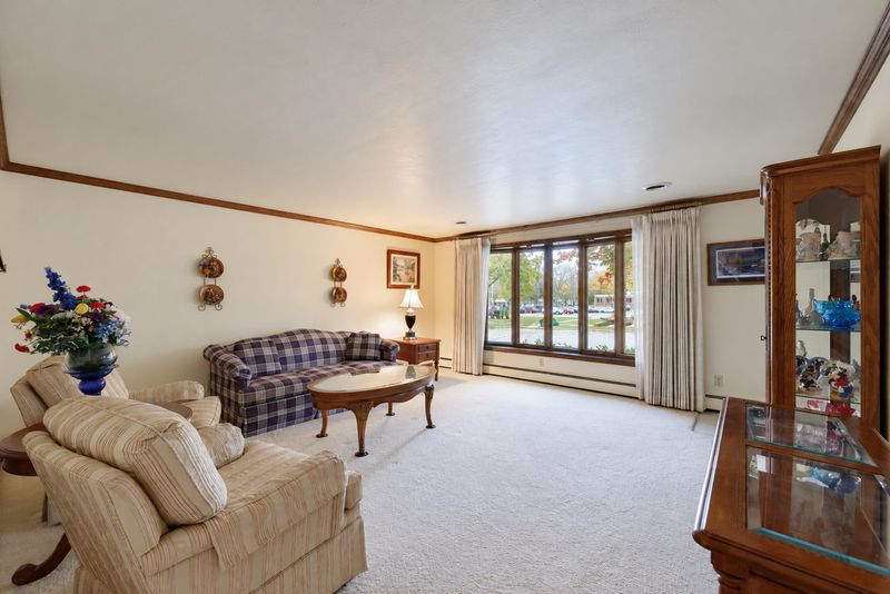 463 St Bernard Dr, Green Bay, WI 54302-4035
