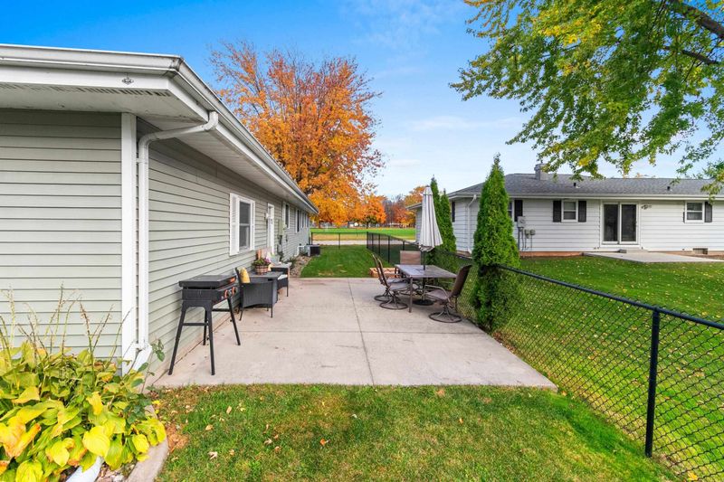 302 Brantwood Dr, Neenah, WI 54956