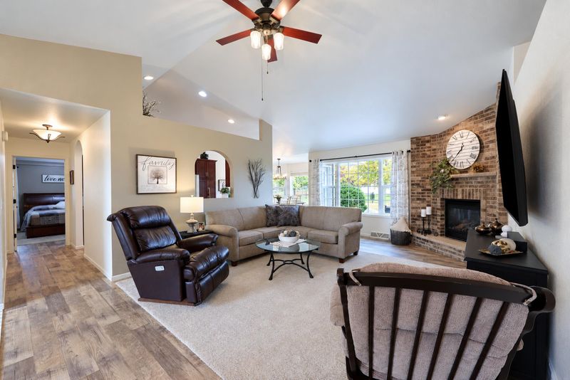 W6296 Elpaso Dr, Greenville, WI 54942