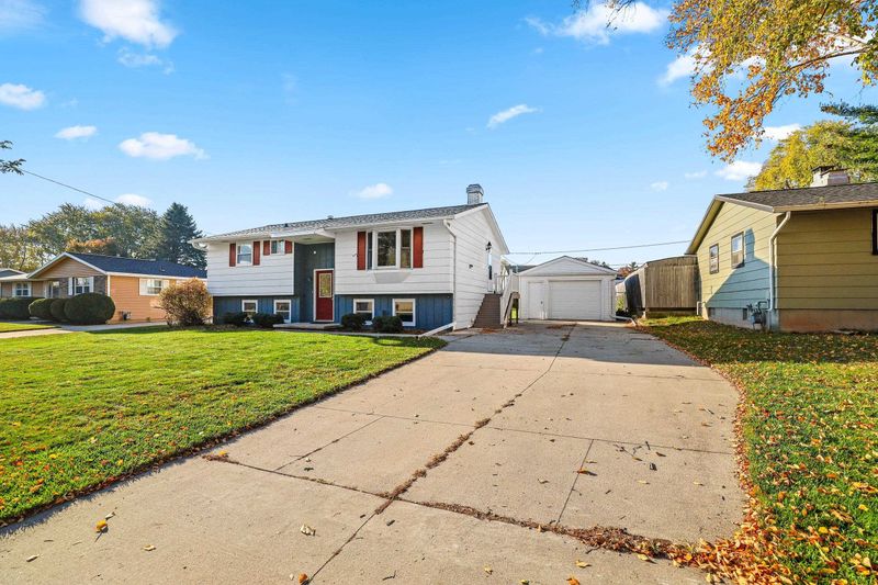 1705 Wedgewood Dr, Green Bay, WI 54303