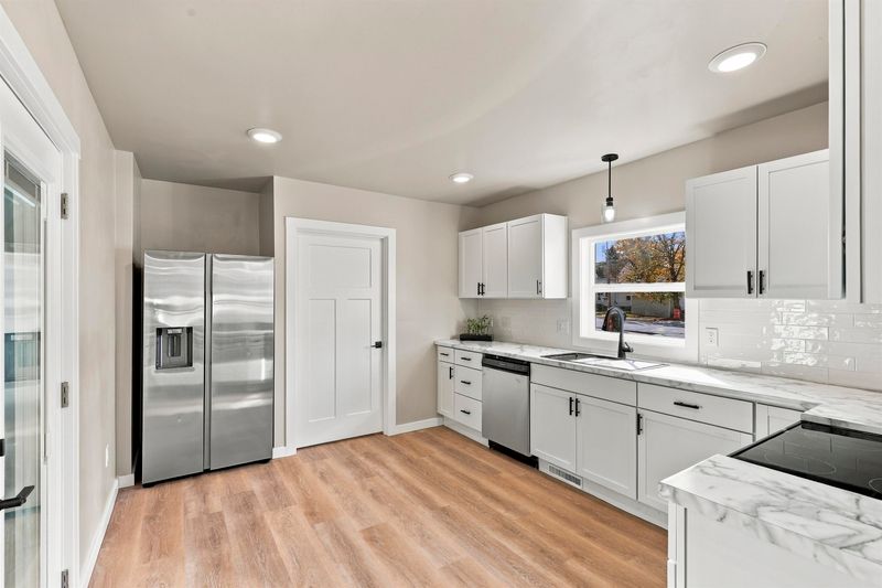 324 W Winneconne Ave, Neenah, WI 54956