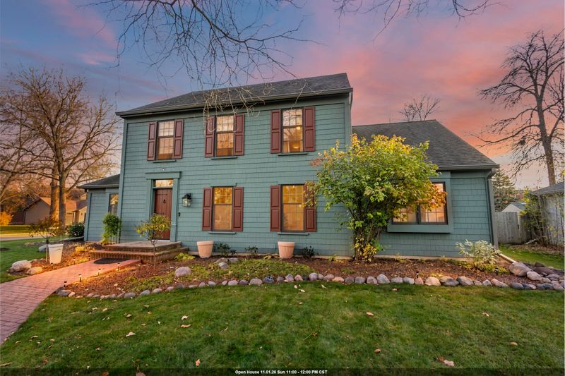 1025 E Woodcrest Dr, Appleton, WI 54915
