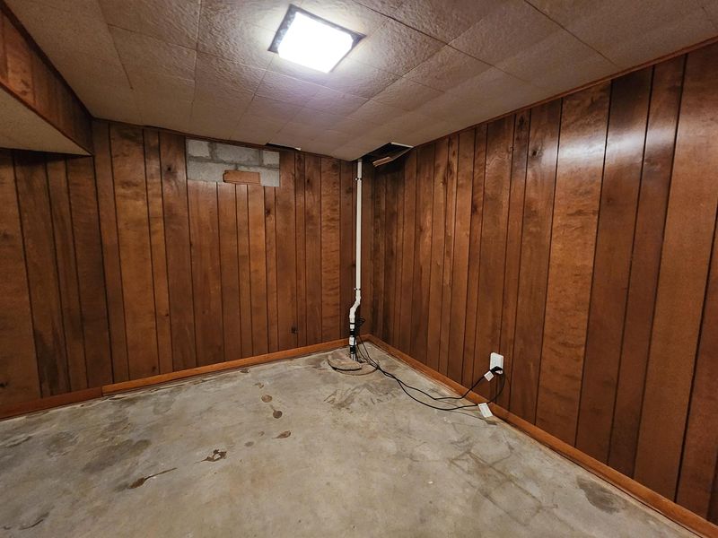 955 Cedarview Ct, Green Bay, WI 54311-5911