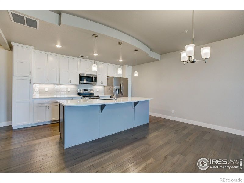 255 High Point Dr #206, Longmont, CO 80504