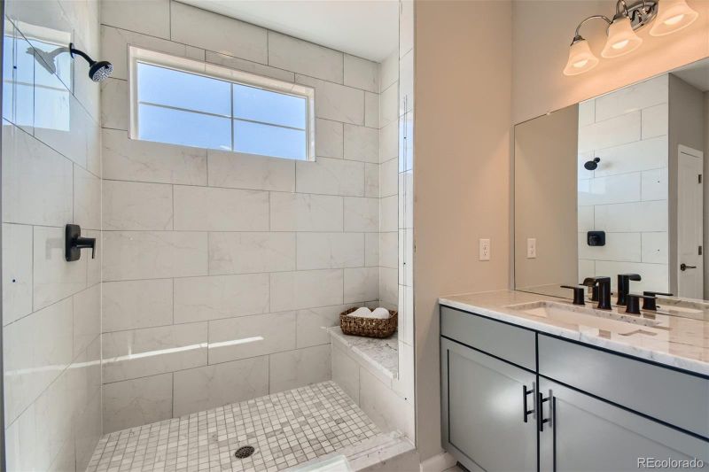 328 N Geneva St, Aurora, CO 80010