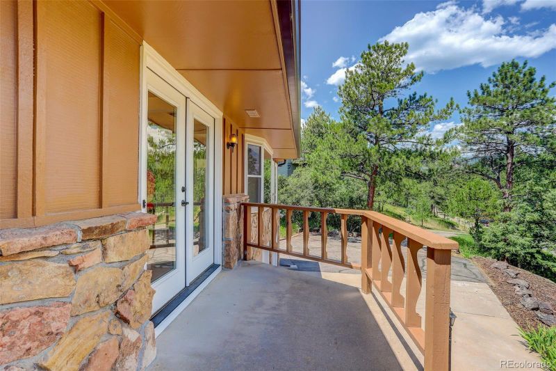 6026 S Pike Dr, Larkspur, CO 80118