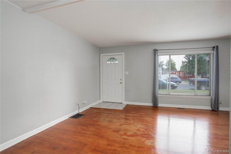 1633 Newark St, Aurora, CO 80010