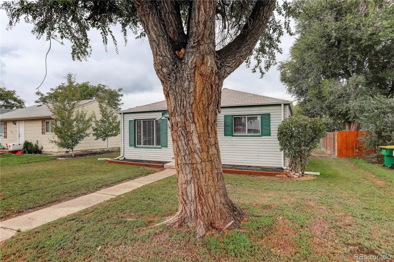 1633 Newark St, Aurora, CO 80010