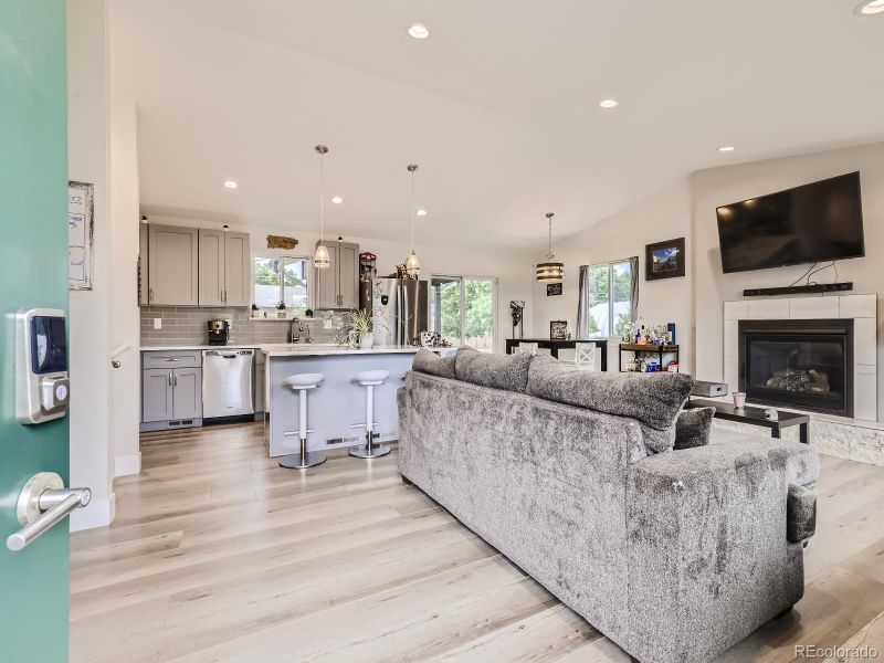 899 Evanston St, Aurora, CO 80011