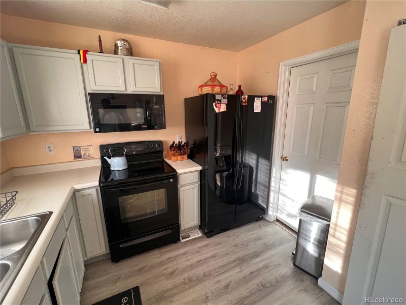 1523 S Pitkin Cir, Aurora, CO 80017