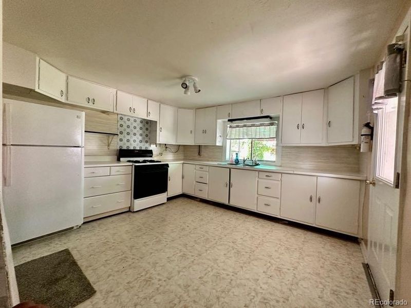 420 E 1st St, Alamosa, CO 81101