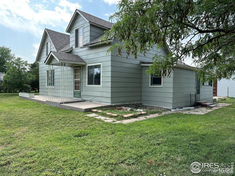 122 E 8th St, Julesburg, CO 80737