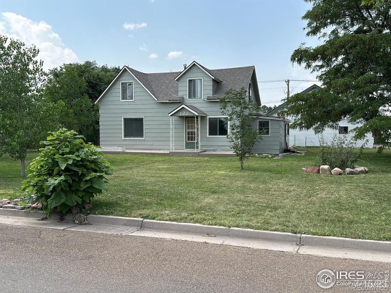 122 E 8th St, Julesburg, CO 80737