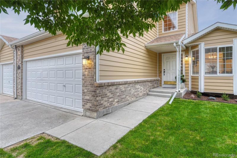 911 S Quintero Ct, Aurora, CO 80017