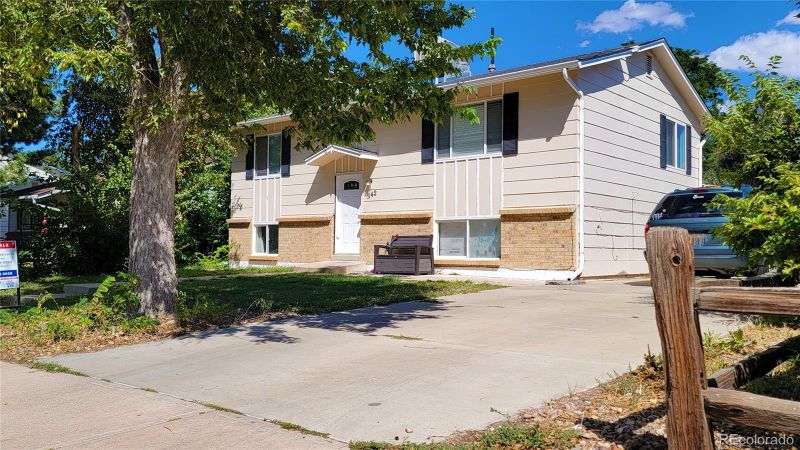 1142 Nucla St, Aurora, CO 80011