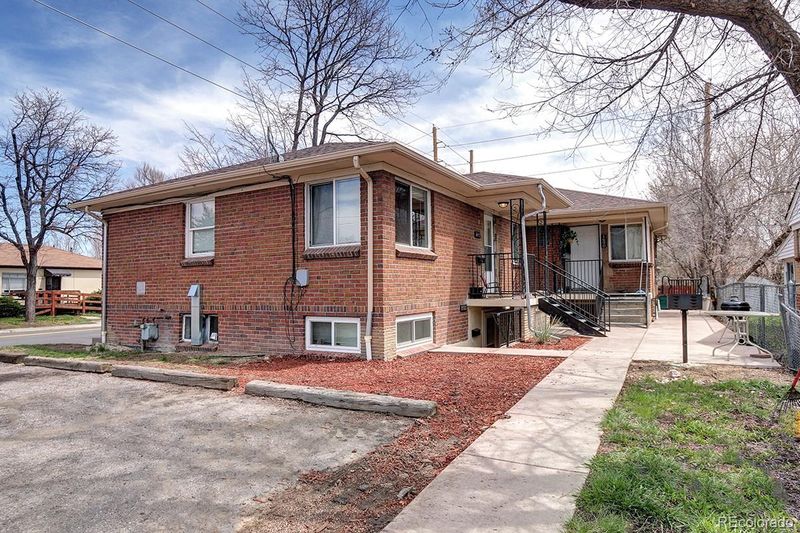 1690 Yosemite St, Aurora, CO 80220