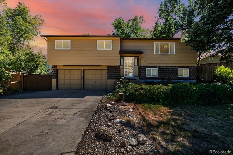 7510 Devinney Ct, Arvada, CO 80005
