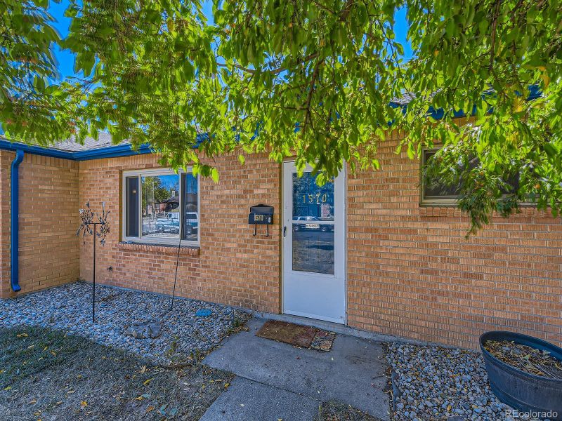 1570 Phoenix Ct, Thornton, CO 80229
