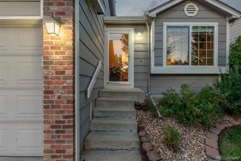 5570 S Versailles St, Aurora, CO 80015