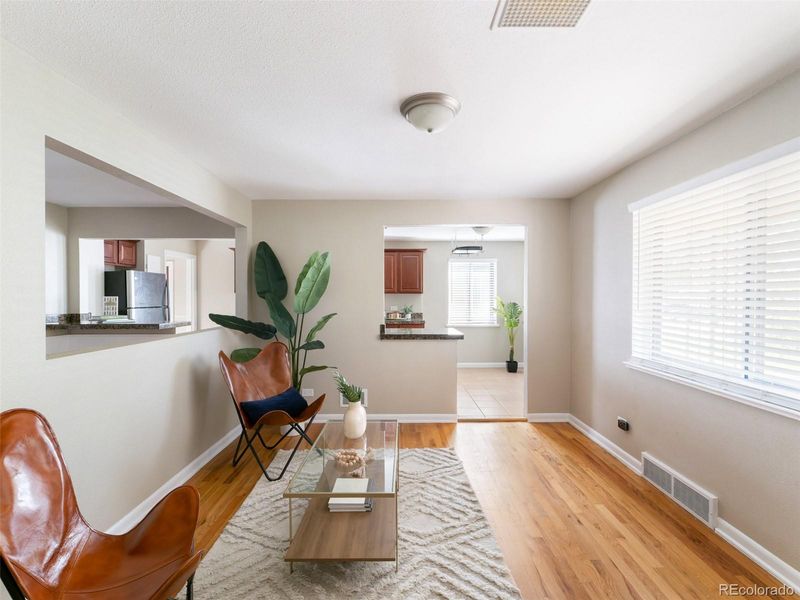 2220 Roslyn St, Denver, CO 80207