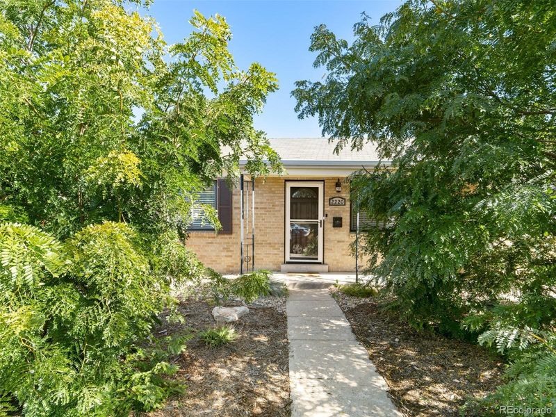 2220 Roslyn St, Denver, CO 80207