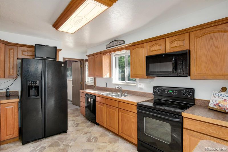 334 S Peoria Cir, Aurora, CO 80012