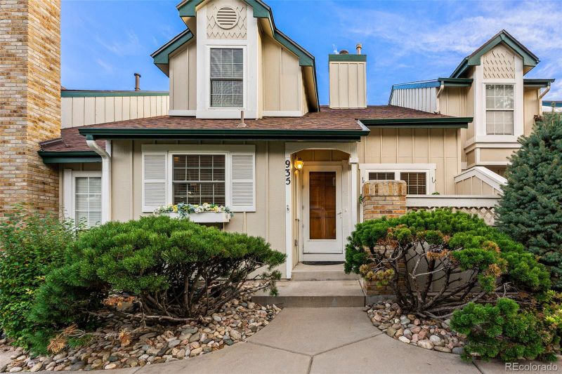 935 S Evanston Cir, Aurora, CO 80012