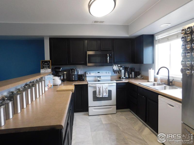 9710 Dahlia Ln, Thornton, CO 80229