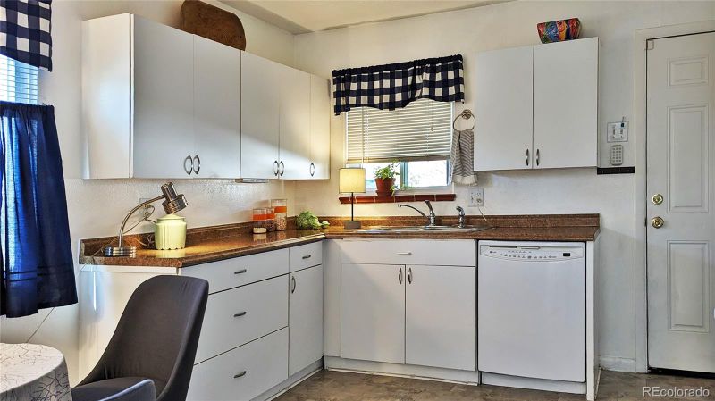 860 Nome St, Aurora, CO 80010