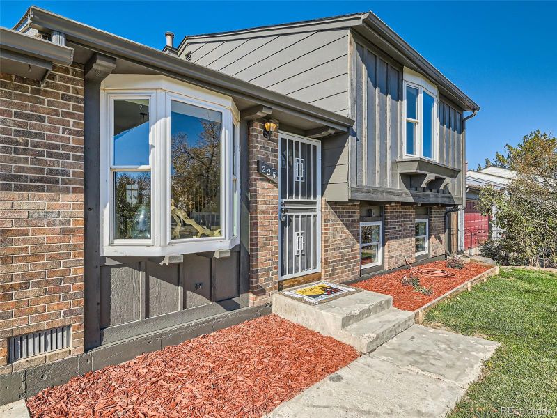 225 Mckinley Dr, Bennett, CO 80102