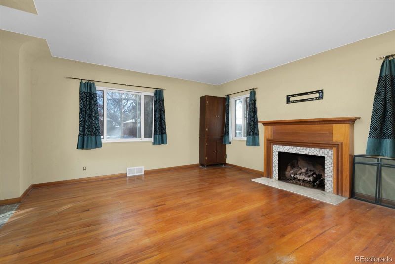 2089 Joliet St, Aurora, CO 80010