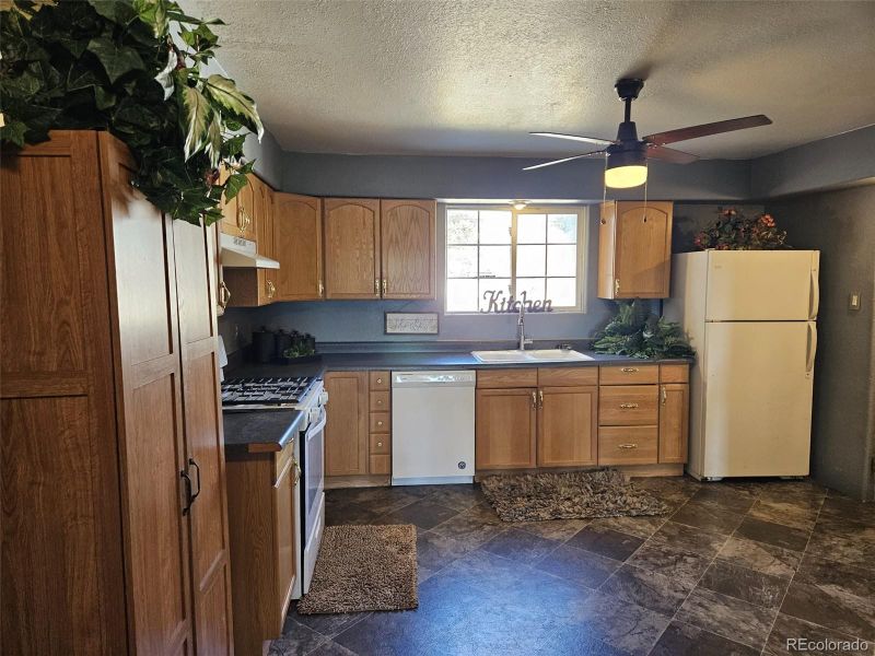 1825 E 2nd St, Pueblo, CO 81001