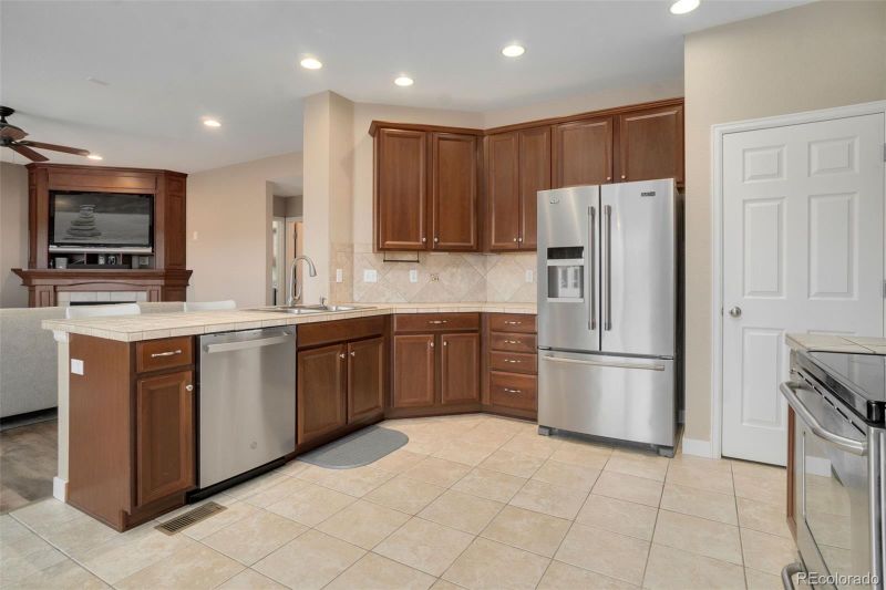 5594 S Buchanan St, Aurora, CO 80016