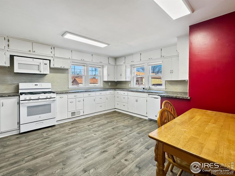 418 N 7th Ave, Sterling, CO 80751