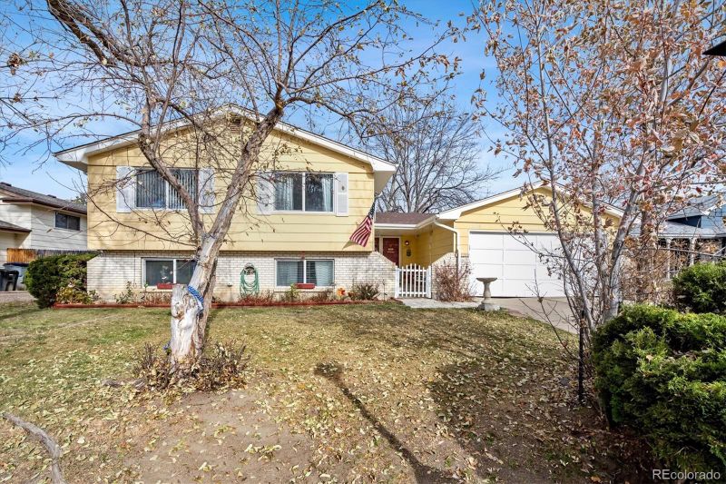2538 Stratford Ln, Longmont, CO 80503