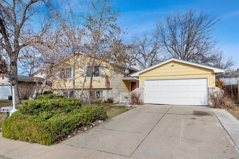 2538 Stratford Ln, Longmont, CO 80503