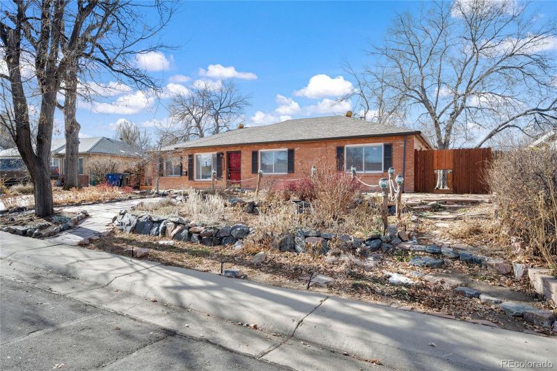 1077 Scranton St, Aurora, CO 80011