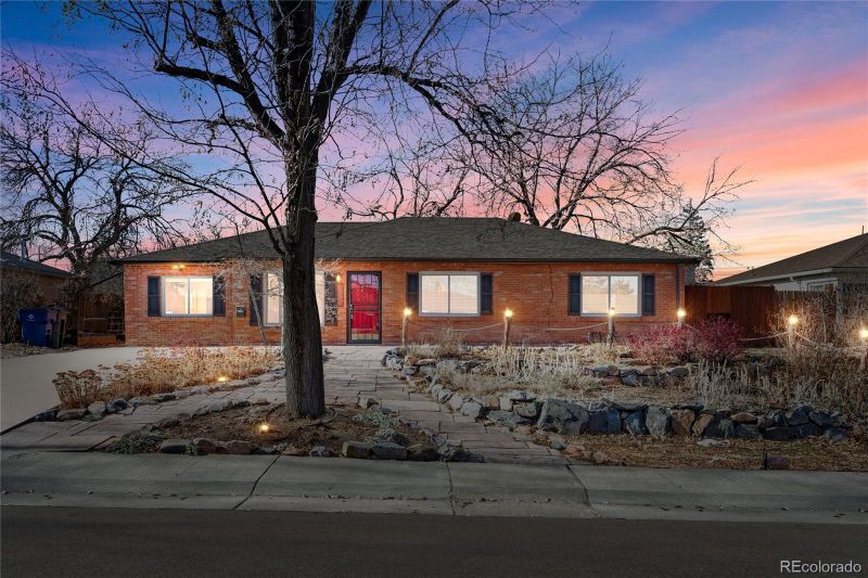 1077 Scranton St, Aurora, CO 80011