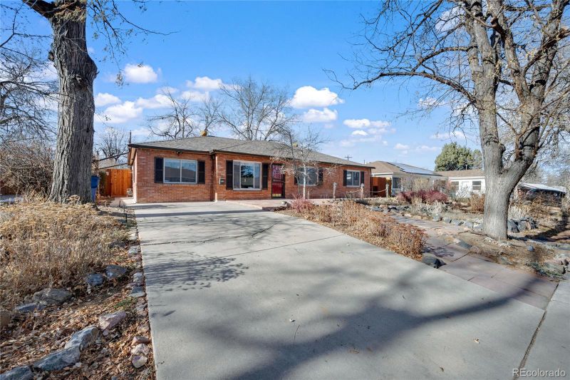 1077 Scranton St, Aurora, CO 80011