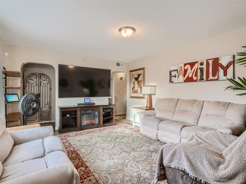 9370 Gail Ct, Thornton, CO 80229