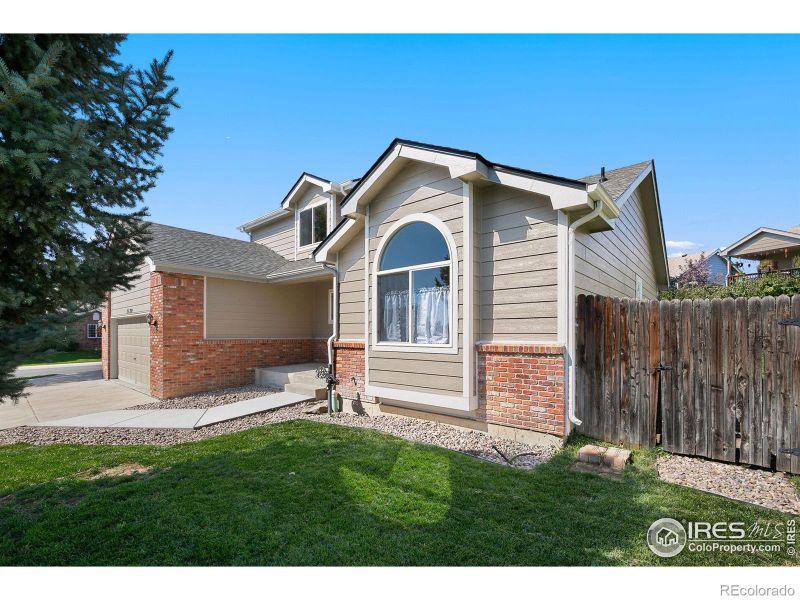 1129 Country Acres Dr, Johnstown, CO 80534
