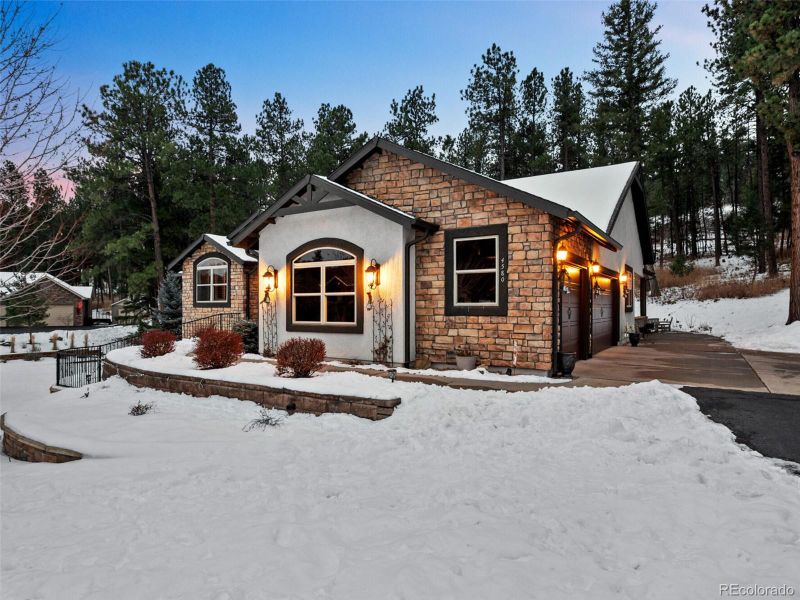 4580 Mohawk Dr, Larkspur, CO 80118