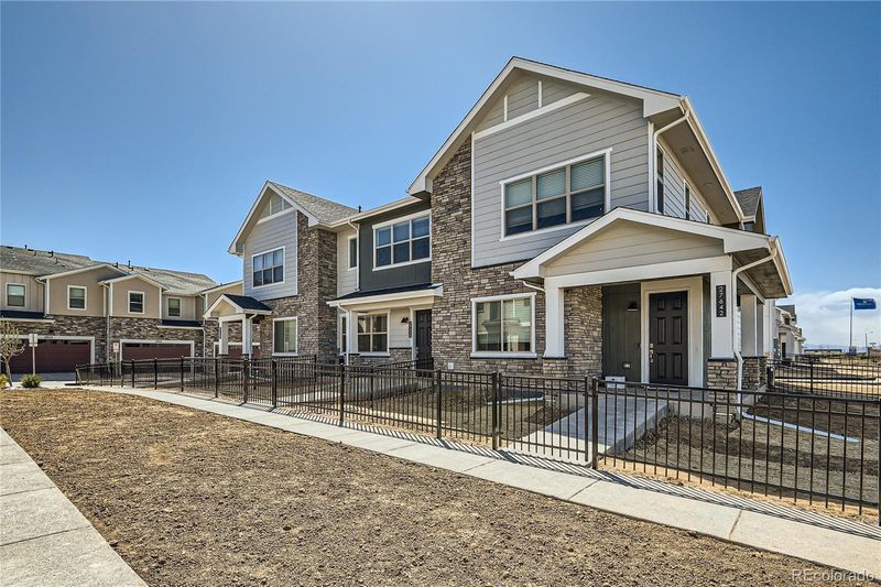 27652 E 1st Ave, Aurora, CO 80018