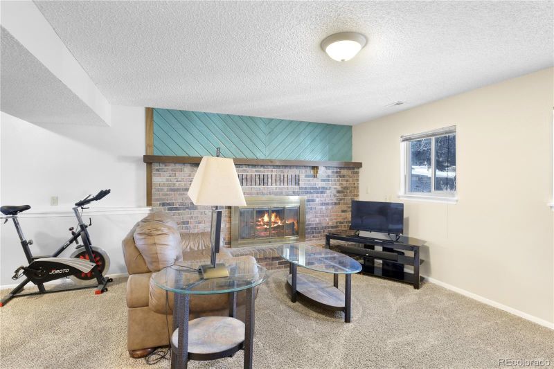 915 Valkenburg Dr, Colorado Springs, CO 80907