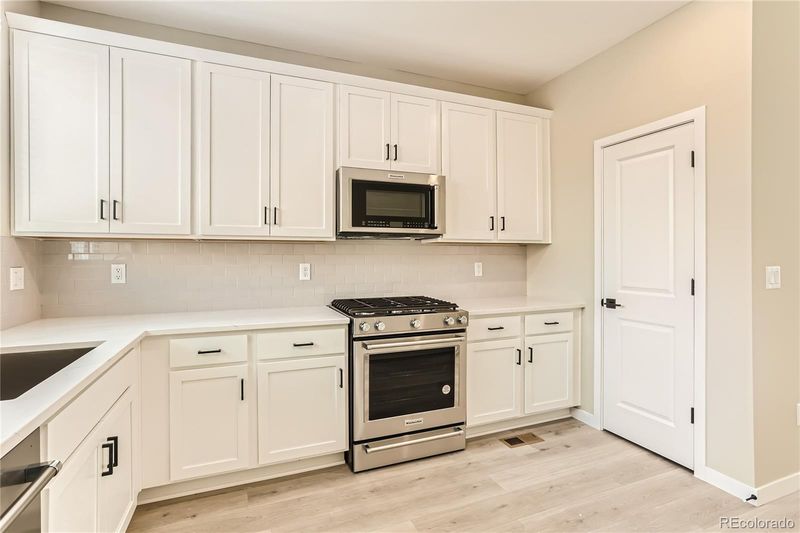 350 Geneva St, Aurora, CO 80010