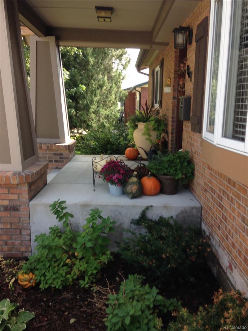 961 S Van Gordon Ct, Lakewood, CO 80228