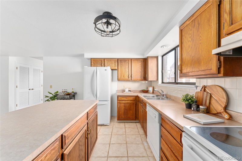 1019 W Peakview Cir, Littleton, CO 80120