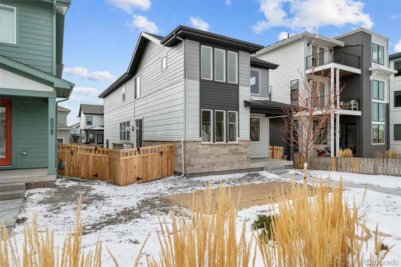 6147 N Liverpool St, Aurora, CO 80019