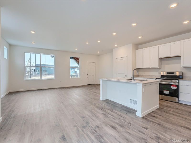 610 Cottonwood Ave, Bennett, CO 80102